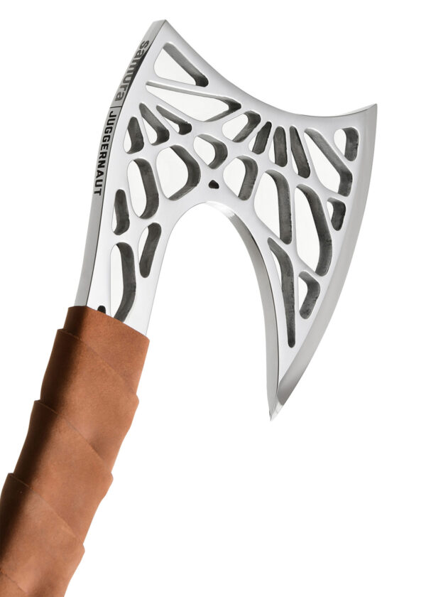 Samura Juggernaut Küchenbeil - Futuristische Axt nach rechts gedreht, mit durchbrochenem, netzartigem Design aus silbernem Metall, Klinge leicht gebogen mit brauner Lederummantelung am Griff auf einem weißen Hintergrund