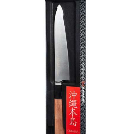 Samura Okinawa Gyuto Küchenmesser 170 mm braun-schwarzer Griff - Messer liegt in halbtranpsarenter Produktverpackung, auf einem weißen Hintergrund