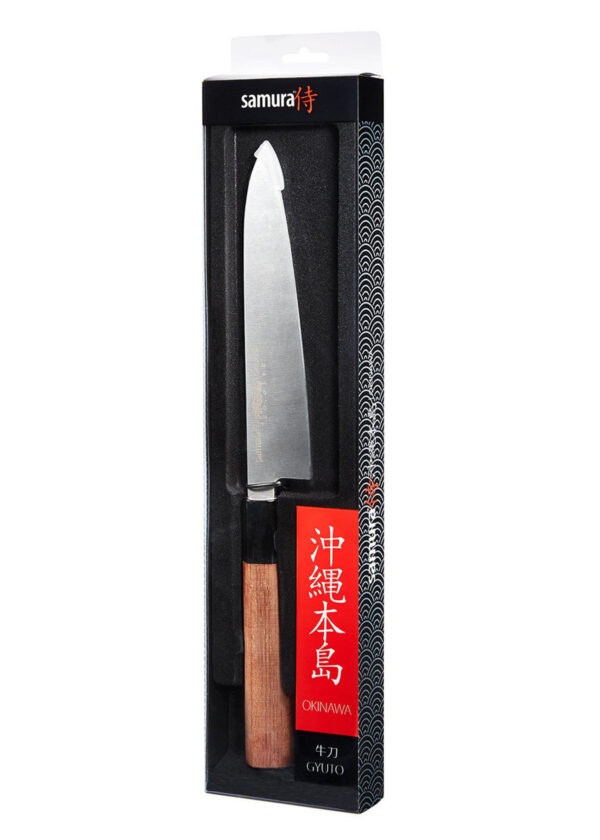 Samura Okinawa Gyuto Küchenmesser 170 mm braun-schwarzer Griff - Messer liegt in halbtranpsarenter Produktverpackung, auf einem weißen Hintergrund
