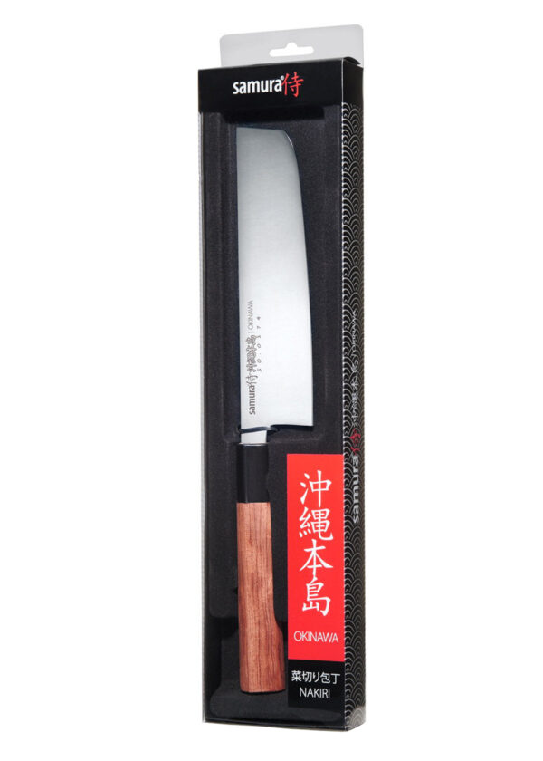 Samura Okinawa Nakiri Küchenmesser 172 mm braun schwarzer Griff - Messer liegt in halb transparenter Produktverpackung mit japanischen Schriftzügen drauf, auf einem weißen Hintergrund