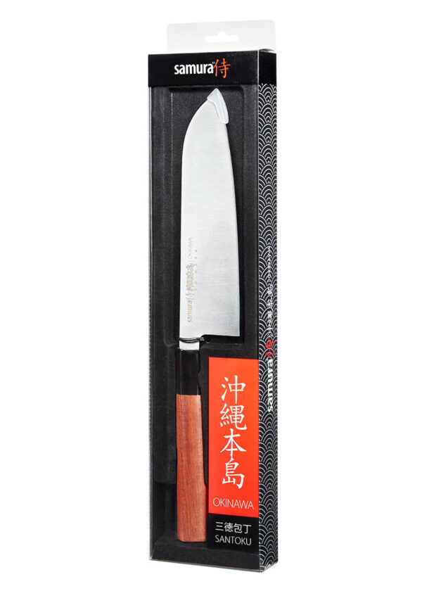 Samura Okinawa Santoku Küchenmesser 175 mm braun-schwarzer Griff - Messer in halbtransparenter Produktverpackung, auf einem weißen Hintergrund