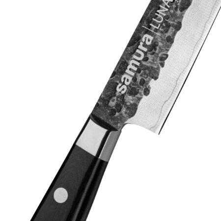 Samura Pro-S Lunar Küchenmesser Allzweck 150 mm schwarzer Griff - Nahaufnahme Klinge und Grifff, auf einem weißen Hintergrund