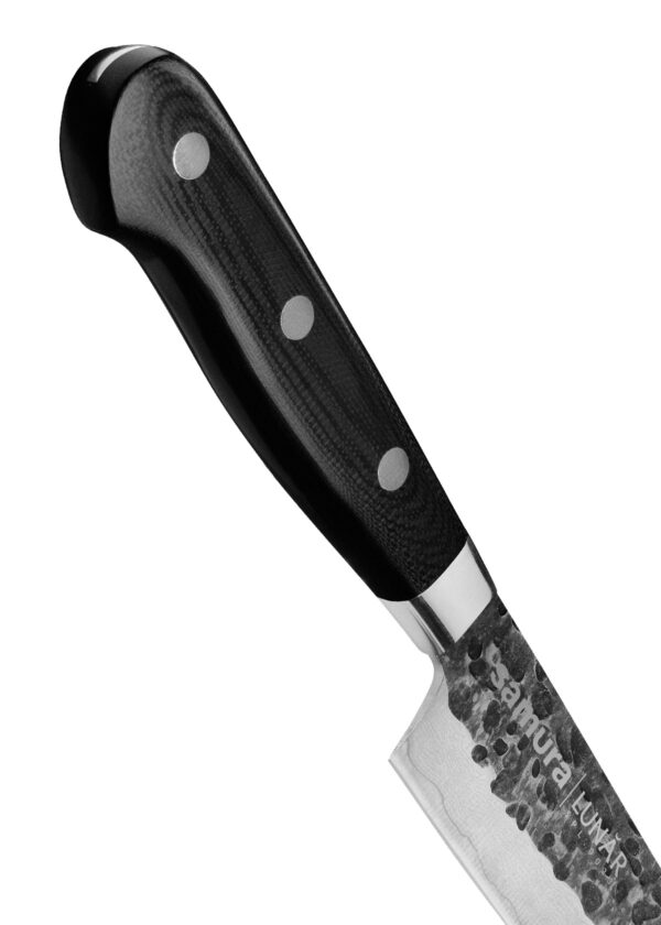 Samura Pro-S Lunar Küchenmesser Allzweck 150 mm schwarzer Griff - Nahaufnahme Griff und teil der Klinge, auf einem weißen Hintergrund