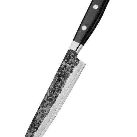 Samura Pro-S Lunar Küchenmesser Allzweck 150 mm schwarzer Griff - Klinge zeigt nach unten links, auf einem weißen Hintergrund