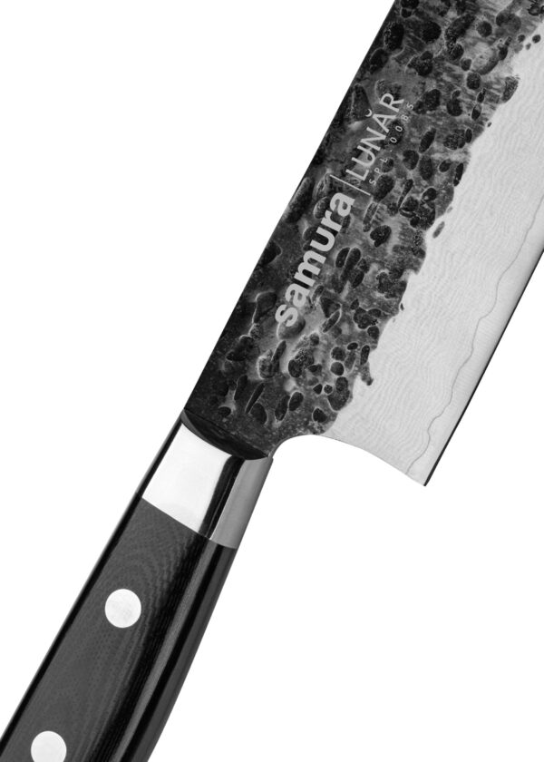 Samura PRO-S LUNAR Küchenmesser Chefs 210 mm - Nahaufnahme Klinge und Griff schwarz-silber von der Seite auf weißem Hintergrund