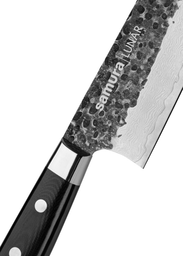 Samura Pro-S Lunar Küchenmesser Santoku 180 mm schwarzer Griff - Nahaufnahme Klinge und Griff, auf einem weißen Hintergrund