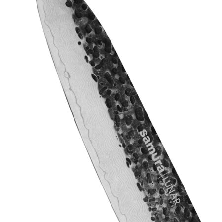 Samura Pro-S Lunar Küchenmesser Santoku 180 mm schwarzer Griff - Nahaufnahme Klinge nach links oben gerichtet, auf einem weißen Hintergrund