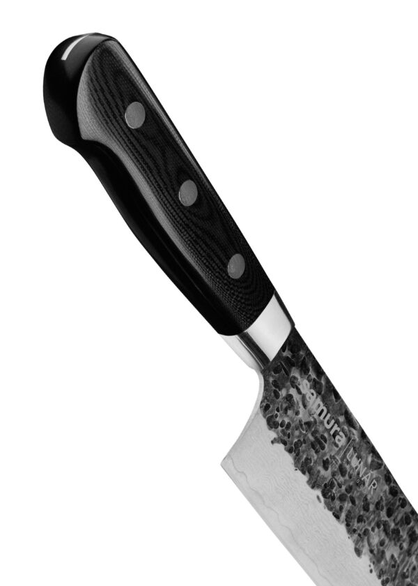 Samura Pro-S Lunar Küchenmesser Santoku 180 mm schwarzer Griff - Nahaufnahme Griff und ein teil der Klinge, nach rechts unten gerichtet, auf einem weißen Hintergrund