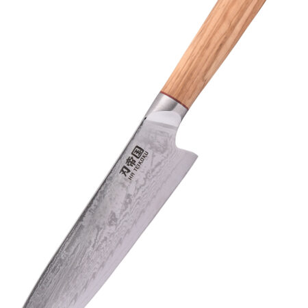 Ha Teikoku Santoku Damaststahl Olivenholz Griff - Klinge zeigt nach unten links, auf einem weißen Hintergrund