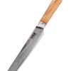 Damast-Schinkenmesser mit Holzgriff, Klinge mit Prägung, vor weißem Hintergrund