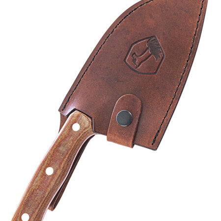 Condor Serbian Kuvar Cleaver Micarta, Carbonstahl - Messer in Lederummantelung, auf einem weißen Hintergrund