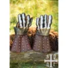 Battle Merchant mittelalterliche Panzerhandschuhe Visby 14. Jh. braun - Beide Handschuhe stehend auf dem Gehölz an Fell gelehnt, Wiese im Hintergrund
