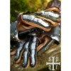 Battle Merchant mittelalterliche Panzerhandschuhe Visby 14. Jh. braun - Nahaufnahme Finger auf Ast liegend