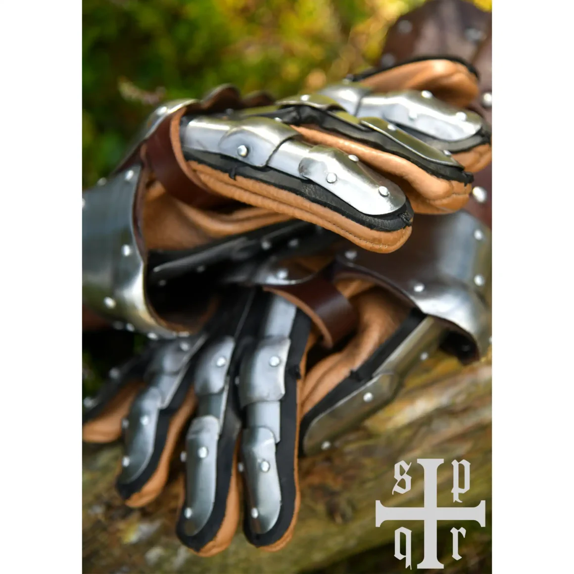 Battle Merchant mittelalterliche Panzerhandschuhe Visby 14. Jh. braun - Nahaufnahme Finger auf Ast liegend