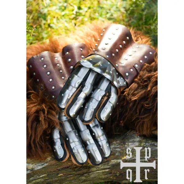 Battle Merchant mittelalterliche Panzerhandschuhe Visby 14. Jh. braun - Nahaufnahme Finger auf Fell und Ast liegend