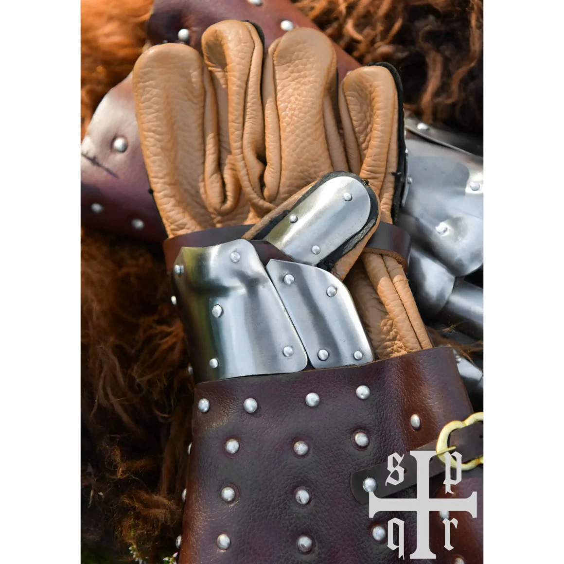 Battle Merchant mittelalterliche Panzerhandschuhe Visby 14. Jh. braun - Unternansicht auf Fell liegend