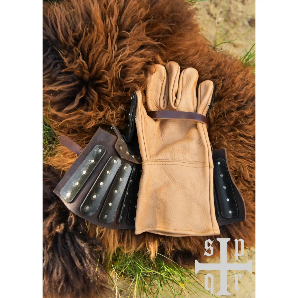 Battle Merchant mittelalterliche Panzerhandschuhe Visby 14. Jh. braun - Unteransicht geöffnet auf Fell und Wiese liegend