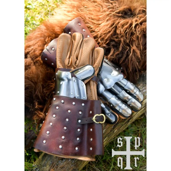 Battle Merchant mittelalterliche Panzerhandschuhe Visby 14. Jh. braun - Unteransicht und Oberansicht auf Fell und Ast liegend