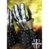 Battle Merchant mittelalterliche Panzerhandschuhe Visby 14. Jh. schwarz - Beide Handschuhe stehend auf dem Fell, Wiese im Hintergrund