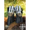 Battle Merchant mittelalterliche Panzerhandschuhe Visby 14. Jh. schwarz - Beide Handschuhe stehend auf dem Gehölz und Fell, Wiese im Hintergrund