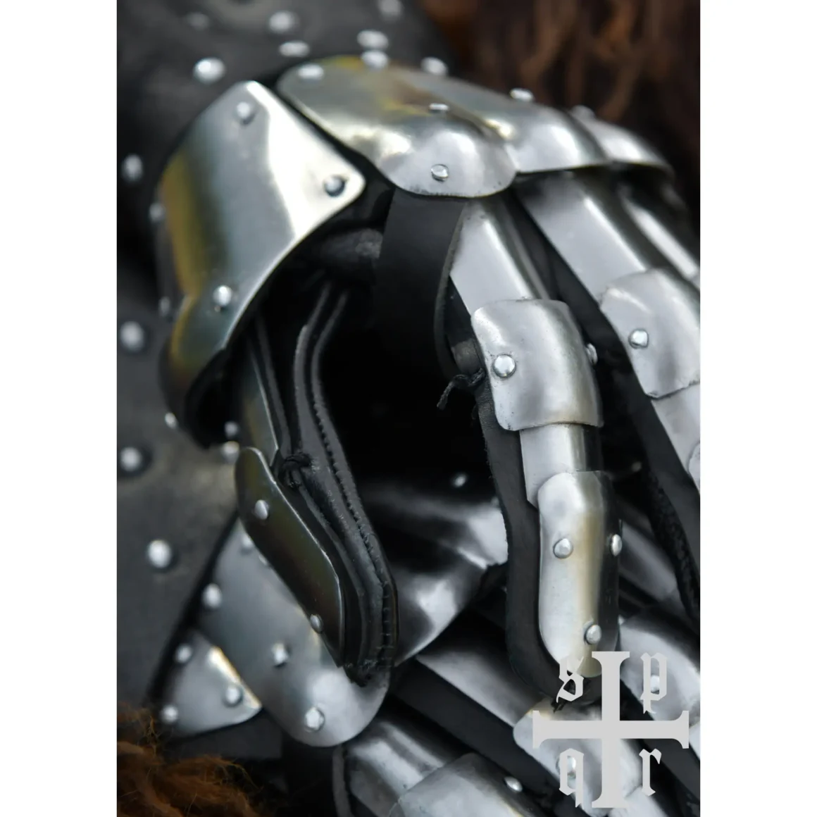 Battle Merchant mittelalterliche Panzerhandschuhe Visby 14. Jh. schwarz - Nahaufnahme Finger auf Fell liegend