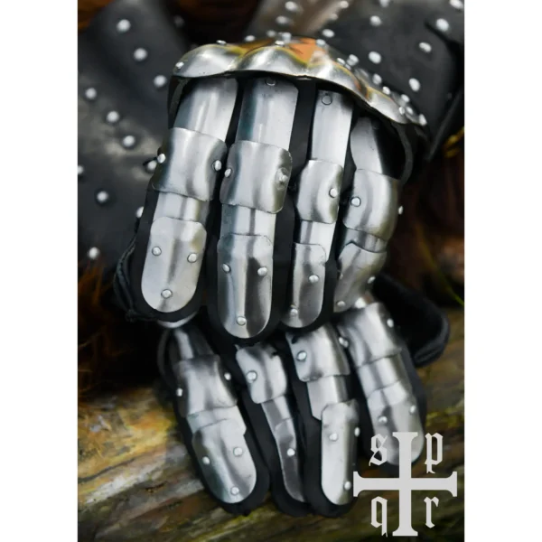 Battle Merchant mittelalterliche Panzerhandschuhe Visby 14. Jh. schwarz - Nahaufnahme Finger auf Fell und Ast liegend