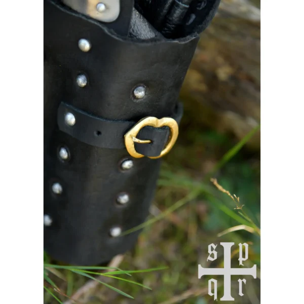 Battle Merchant mittelalterliche Panzerhandschuhe Visby 14. Jh. schwarz - Nahaufnahme Schnalle und Lederumrandung