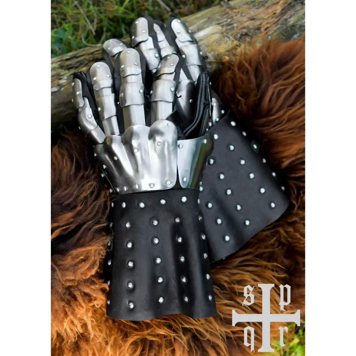 Battle Merchant mittelalterliche Panzerhandschuhe Visby 14. Jh. schwarz - Oberansicht auf Fell und Ast liegend