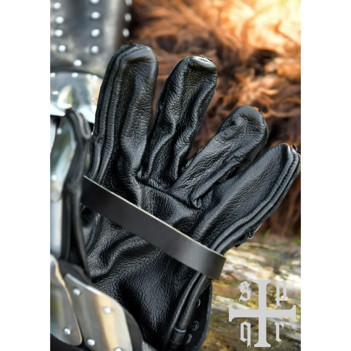 Battle Merchant mittelalterliche Panzerhandschuhe Visby 14. Jh. schwarz - Unternansicht auf Fell Ast liegend