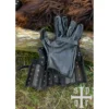 Battle Merchant mittelalterliche Panzerhandschuhe Visby 14. Jh. schwarz - Unteransicht geöffnet auf Fell und Wiese liegend