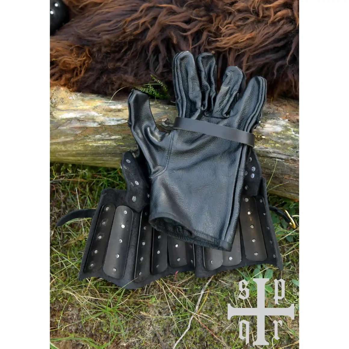 Battle Merchant mittelalterliche Panzerhandschuhe Visby 14. Jh. schwarz - Unteransicht geöffnet auf Fell und Wiese liegend