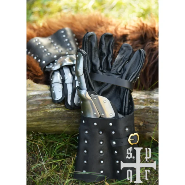 Battle Merchant mittelalterliche Panzerhandschuhe Visby 14. Jh. schwarz - Unternansicht und Oberansicht auf Fell und Ast liegend