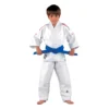 Danrho Judo Ju Jutsu Anzug O Goshi weiß - Vorderansicht an Junge mit blauem Gürtel