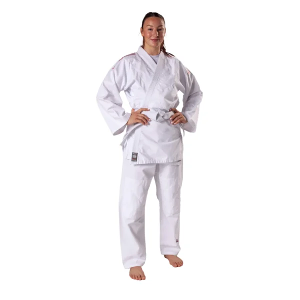 Danrho Judo Ju Jutsu Anzug O Goshi weiß - Vorderansicht an junger Frau mit weißem Gürtel