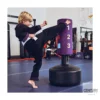 Lil Dragon Wavemaster - Junger Kampfsportler tritt mit dem rechten Bein am oberen Punkt auf Standboxsack ein