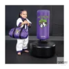 Lil Dragon Wavemaster - Junges Mädchen mit Sporttasche steht neben dem Standboxsack