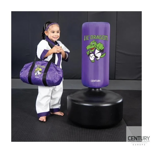 Lil Dragon Wavemaster - Junges Mädchen mit Sporttasche steht neben dem Standboxsack
