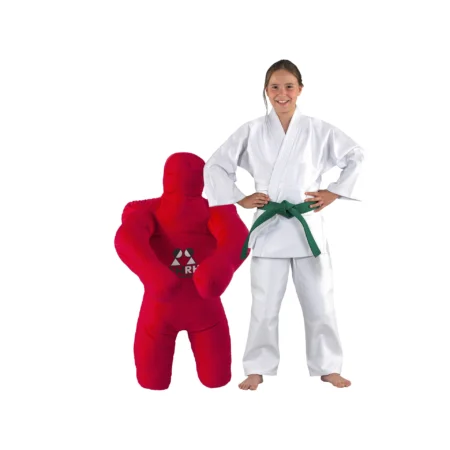 Danrho Canvas Judo Dummy Kids - Junges Kind im weißen Anzug mit grünem Gürtel steht neben dem Grapplingdummy