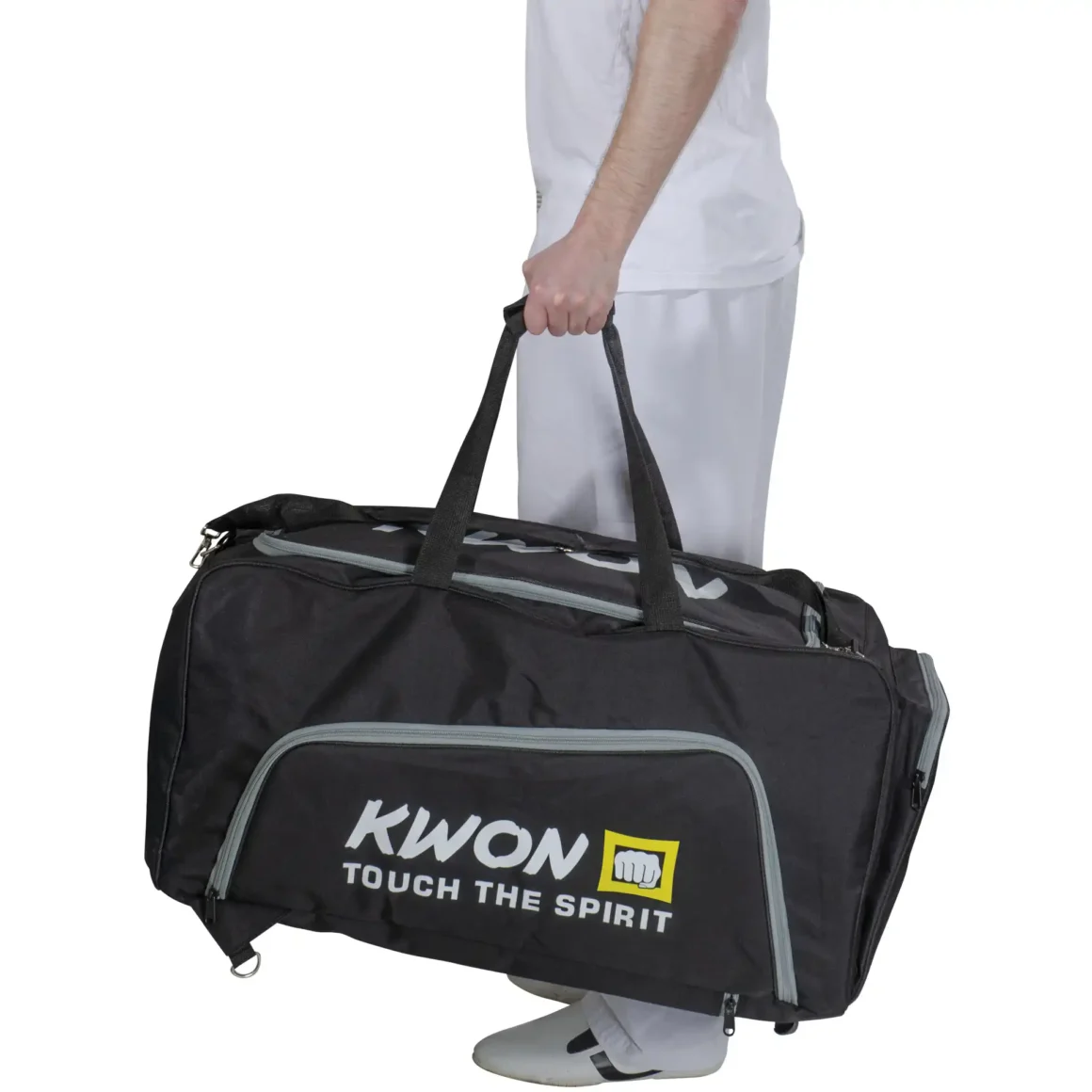 Kwon Duo Sporttasche Los Angeles mit Rucksackfunktion - in der Hand getragen