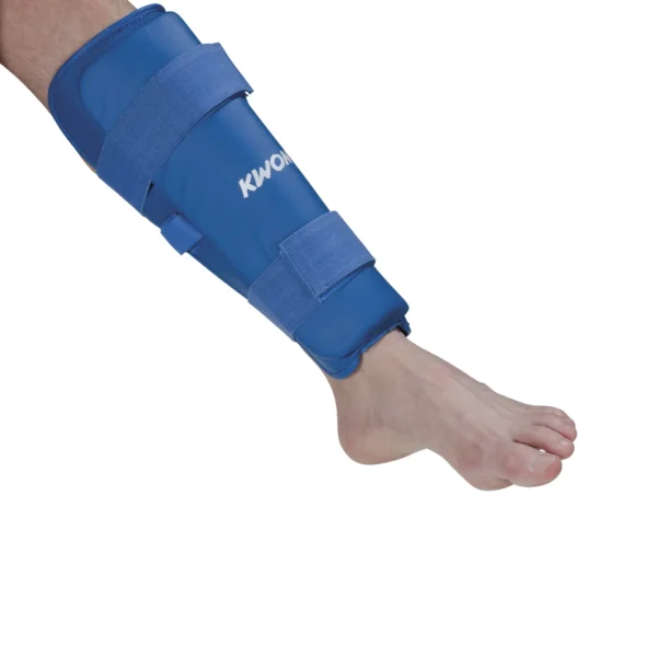 Kwon Karate Schienbein- und Spannschutz blau, Vorderansicht am Bein