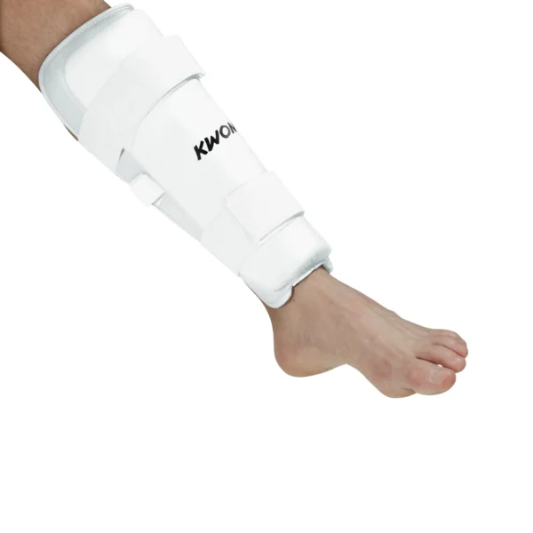 Kwon Karate Schienbein- und Spannschutz weiß, Vorderansicht am Bein