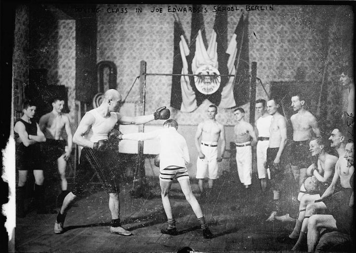 Boxunterricht im Jahre 1920 – Kampfkunstlehrer in einer deutschen Boxschule