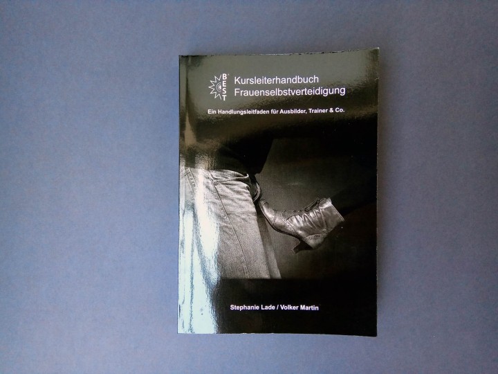 Cover Kurshandbuch-frauenselbstverteidigung für Ausbilder, Trainer & Co