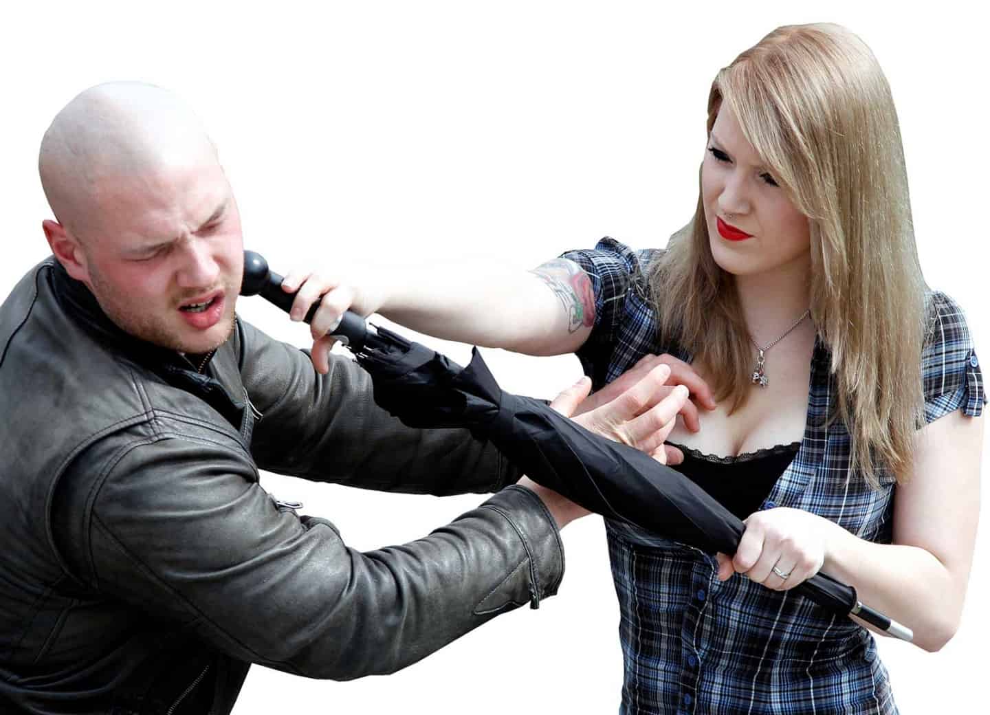 Frau wehrt Angreifer mit einem Selbstverteidigungsschirm ab
