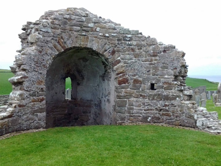 Die Ruinen einer alten Wikinger Kirche