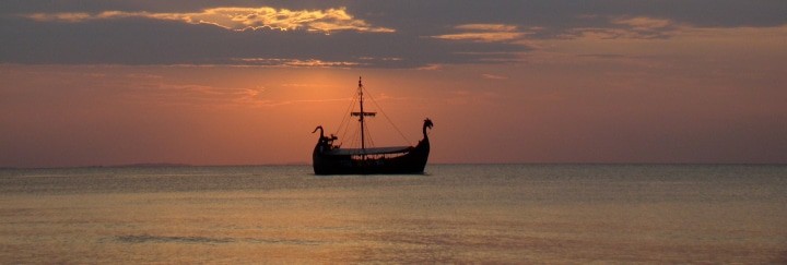 Wikinger Kriegerschiff mit Sonnenuntergang